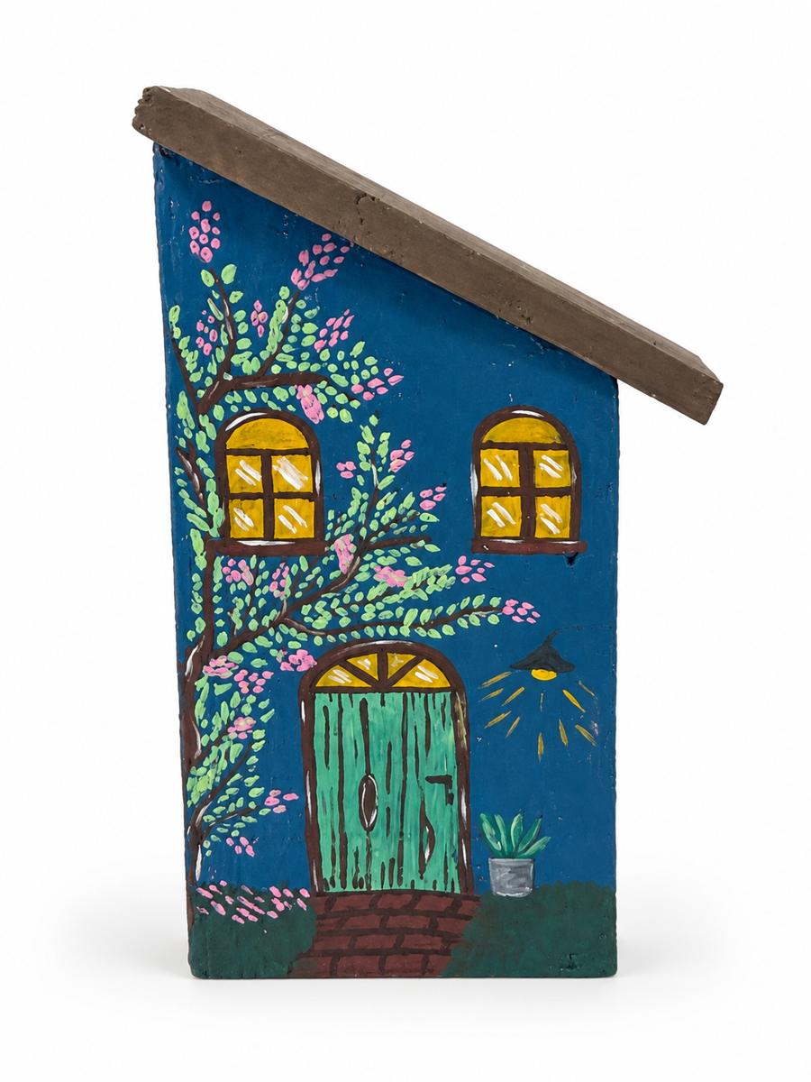 Casinha azul decorativa com flores
