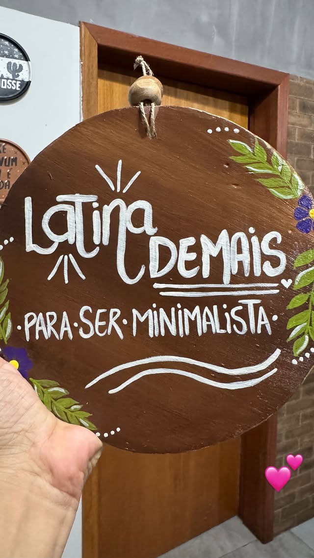 Placa — Latina demais para ser minimalista