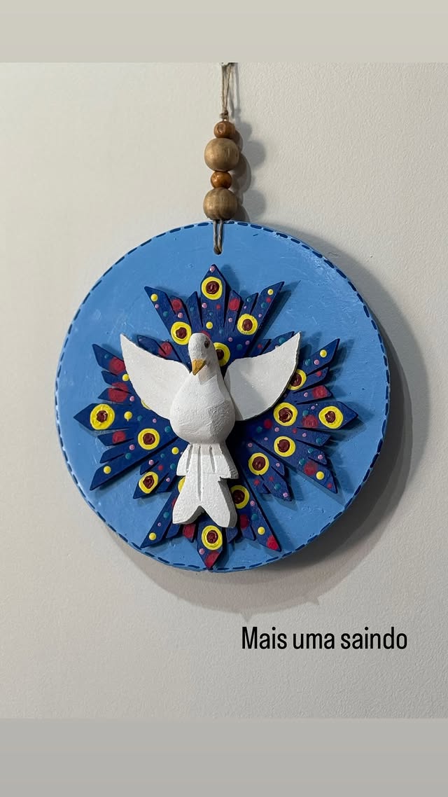Divino Espírito Santo com raios coloridos