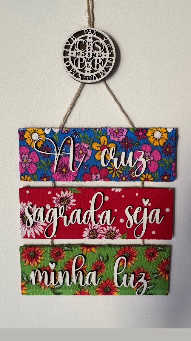 Placa floral — A cruz sagrada seja minha luz