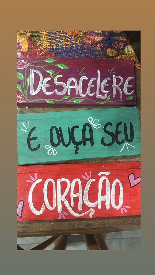 Placa — Desacelere e ouça seu coração