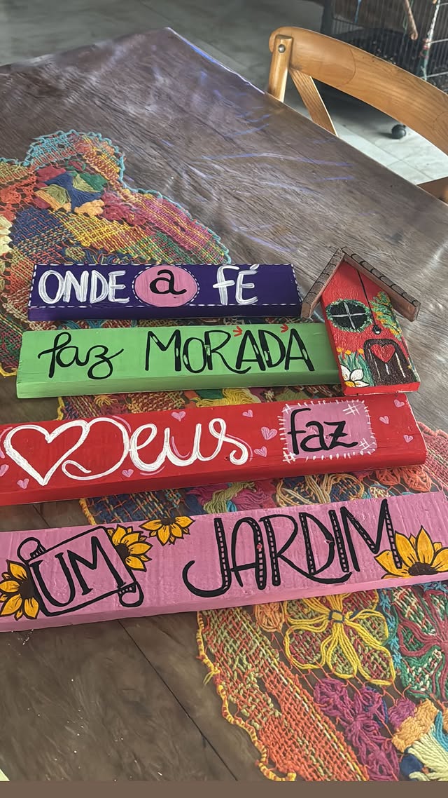 Placa — Onde a fé faz morada Deus faz um jardim