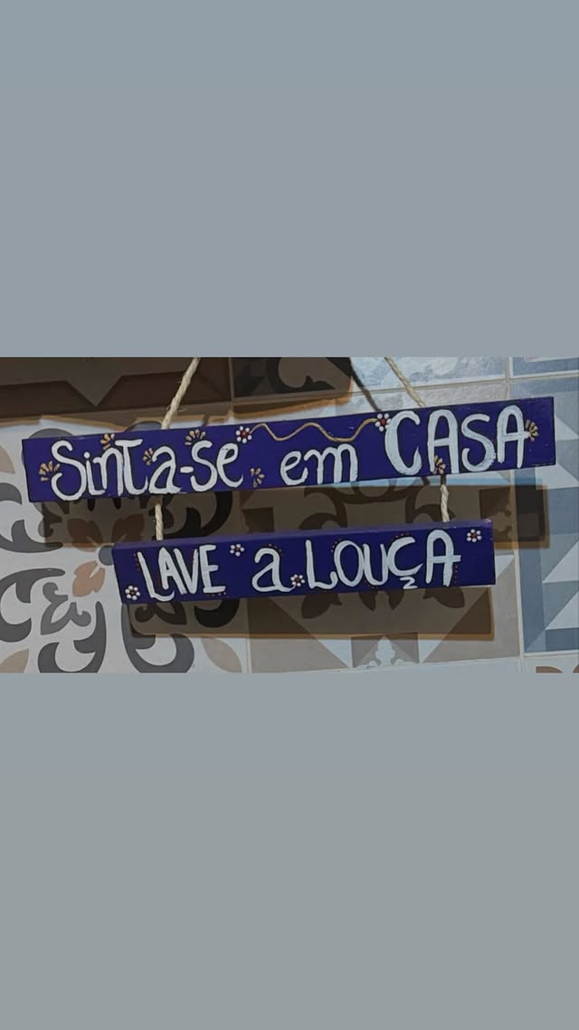 Placa — Sinta-se em casa, lave a louça