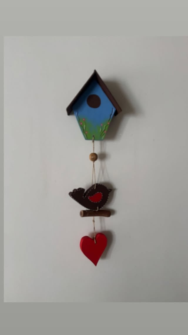 Móbile de casinha azul com passarinho