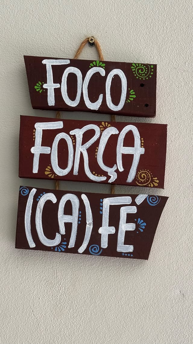Placa — Foco, força e café