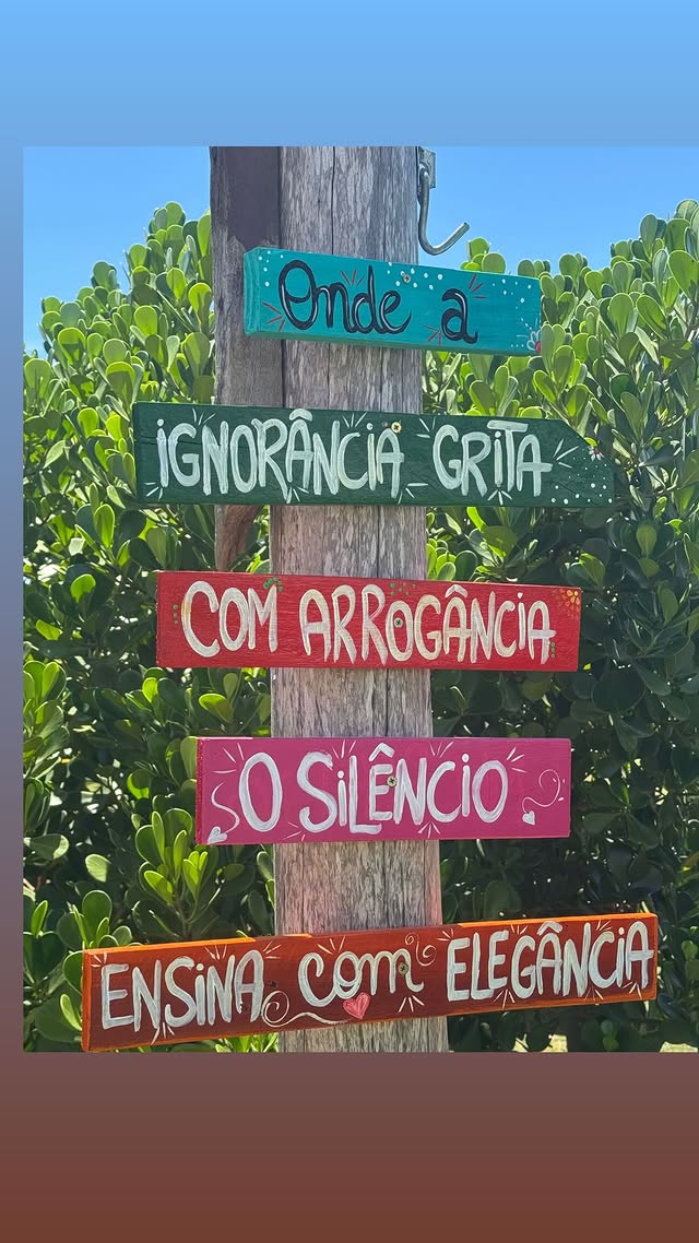 Placa — O silêncio ensina com elegância