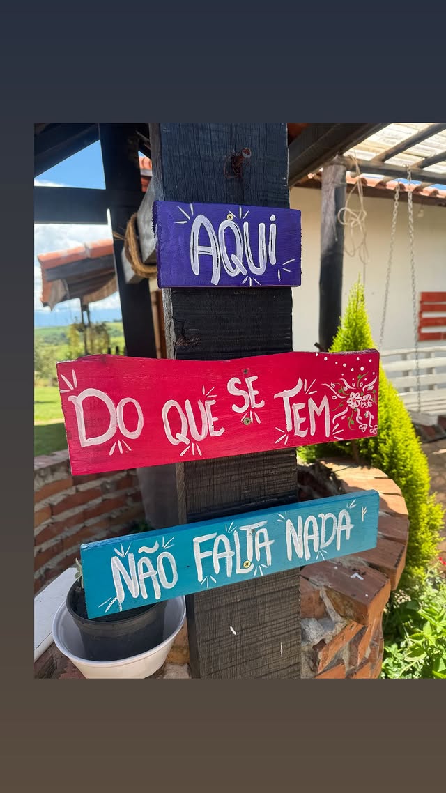 Placa — Aqui do que se tem não falta nada