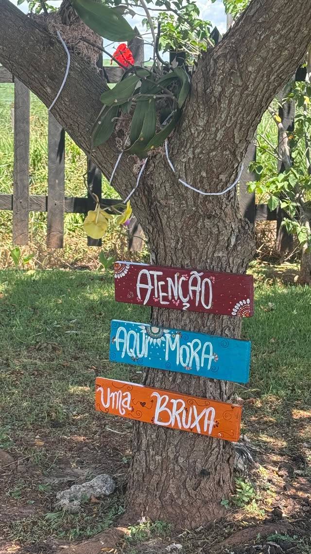 Placa — Atenção, aqui mora uma bruxa