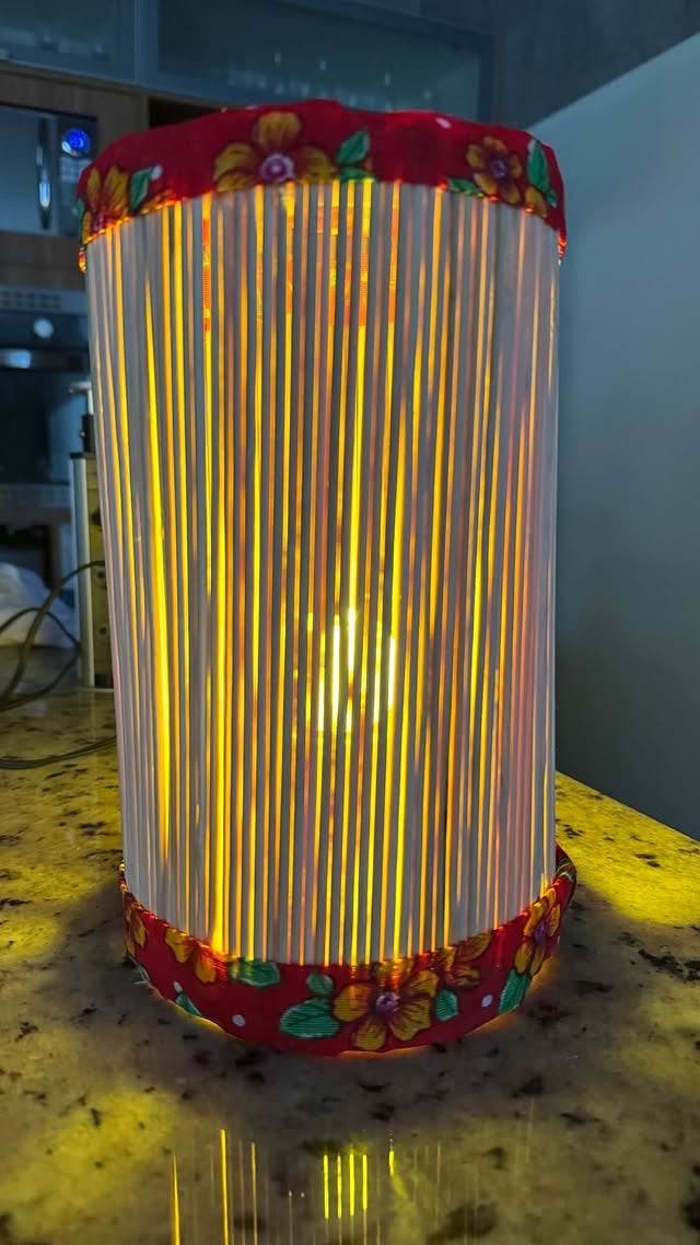 Luminária artesanal com detalhes florais