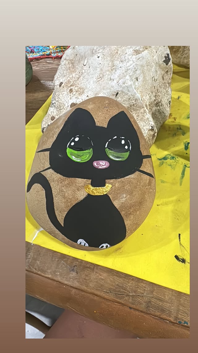 Pedra pintada — Gato preto