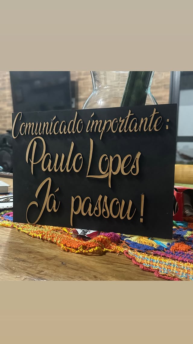 Placa personalizada — Comunicado importante