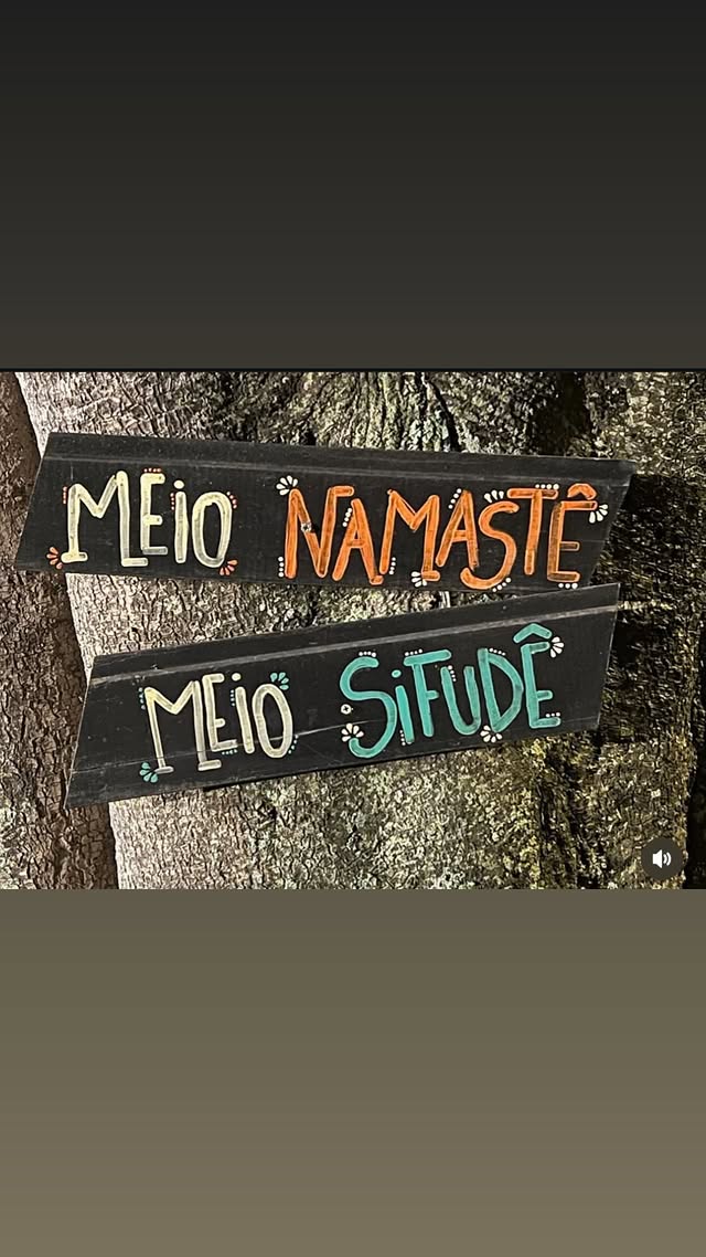 Placa — Meio Namastê, meio Sifudê