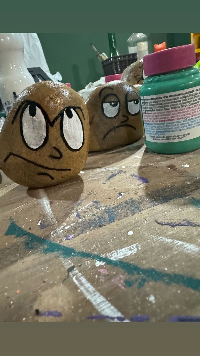 Pedras pintadas com carinhas