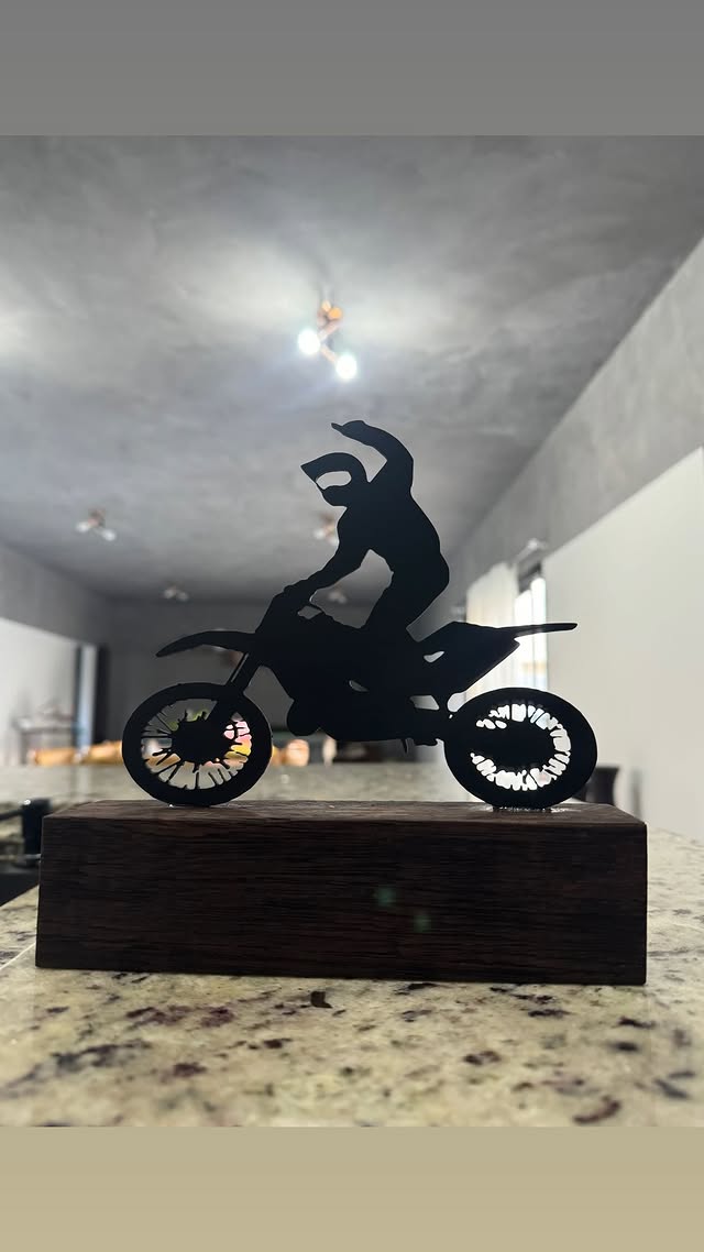 Enfeite com silhueta de motocross