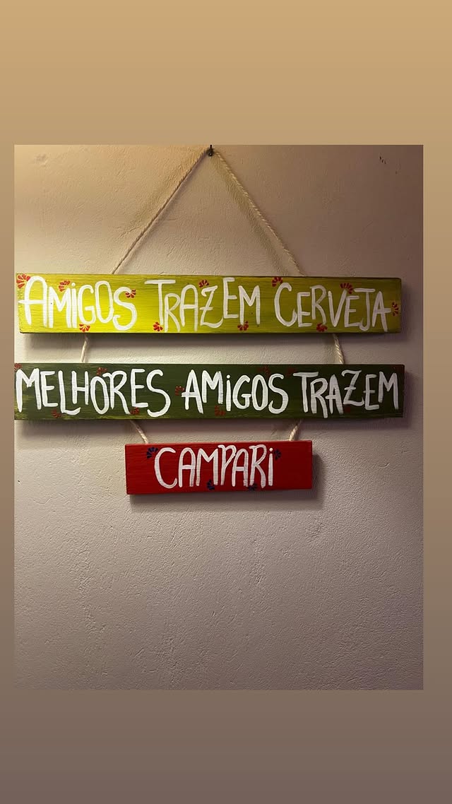 Placa — Amigos trazem cerveja, melhores amigos trazem Campari