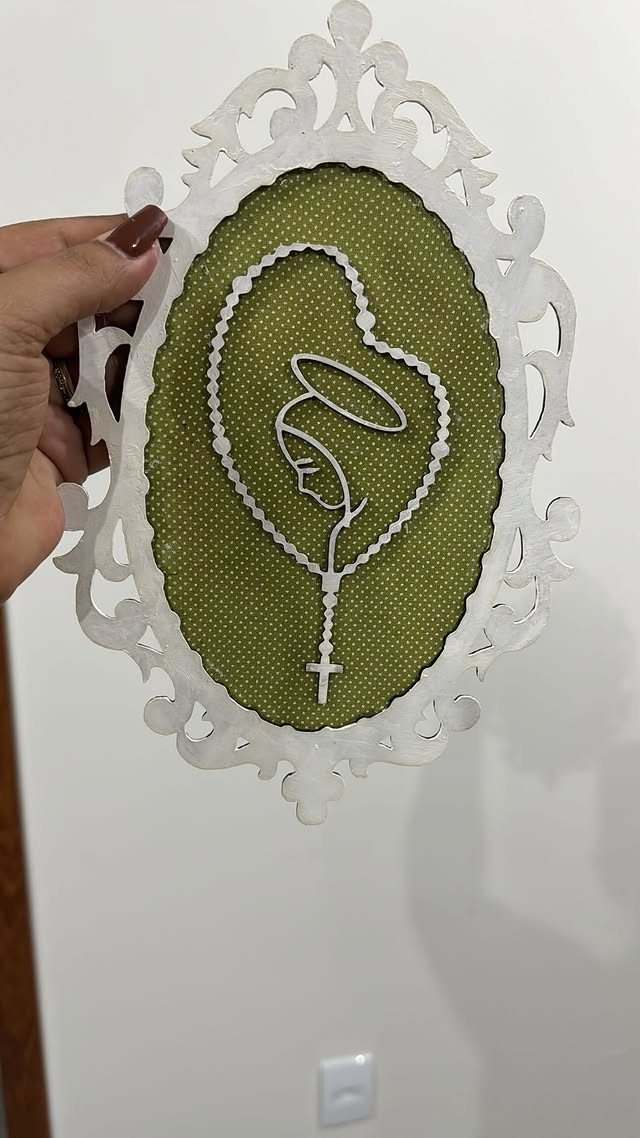 Medalhão de Nossa Senhora com terço