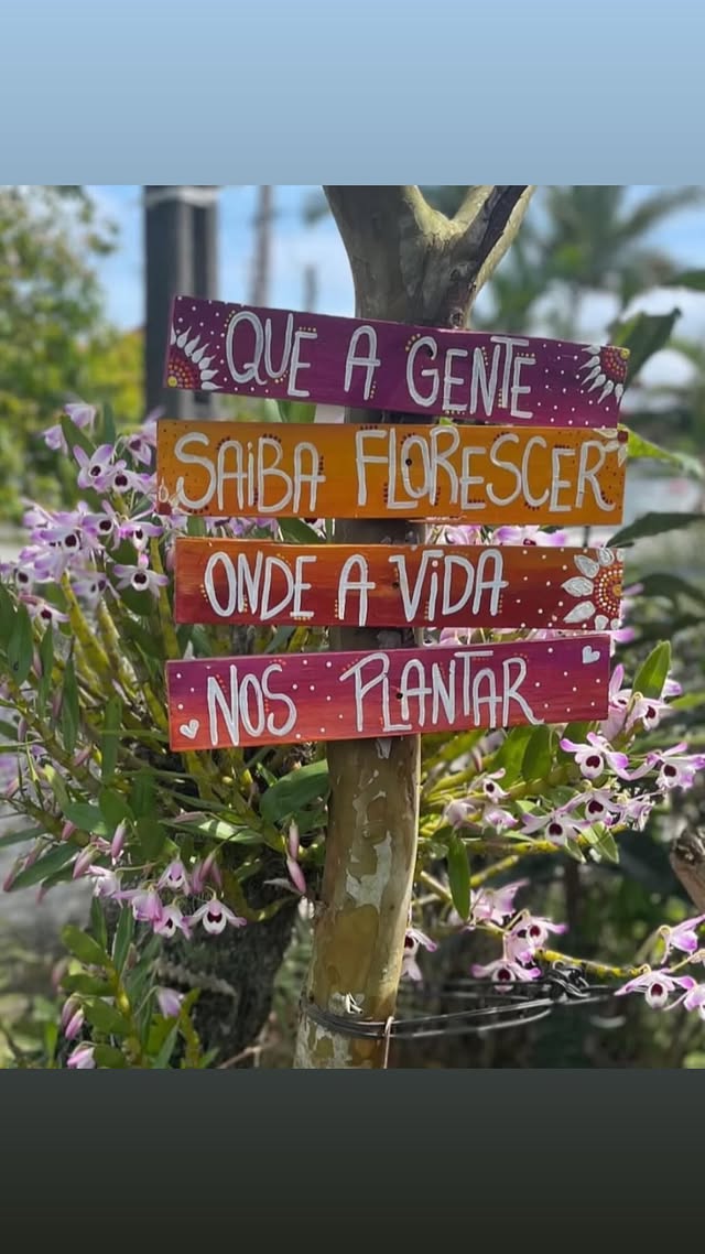 Placa — Florescer onde a vida nos plantar
