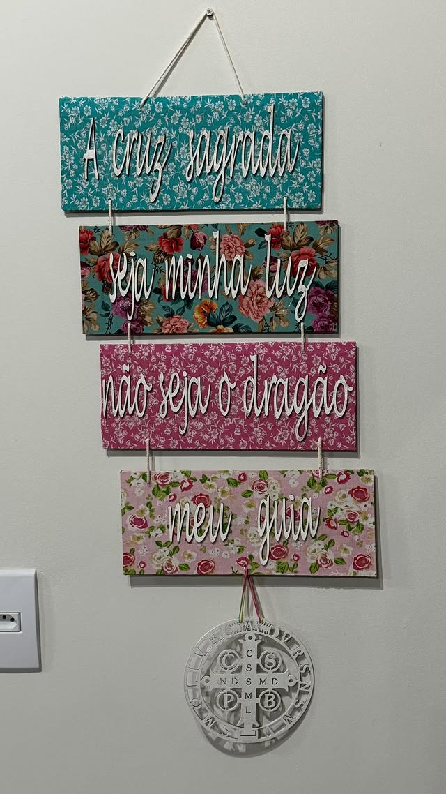 Placa floral com oração de São Bento
