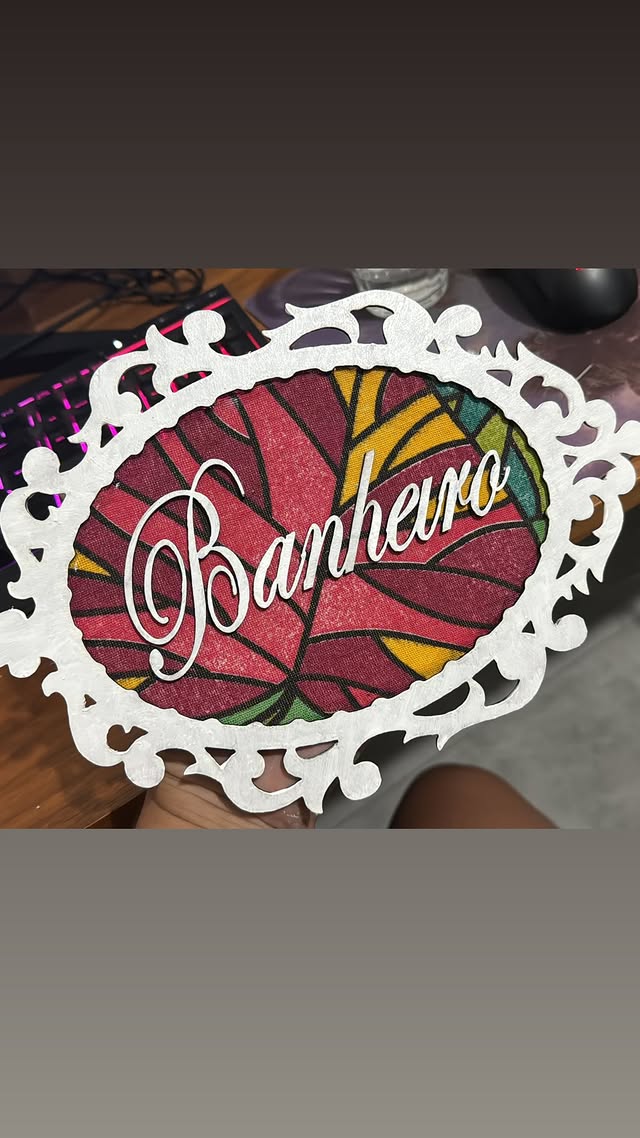 Placa floral — Banheiro