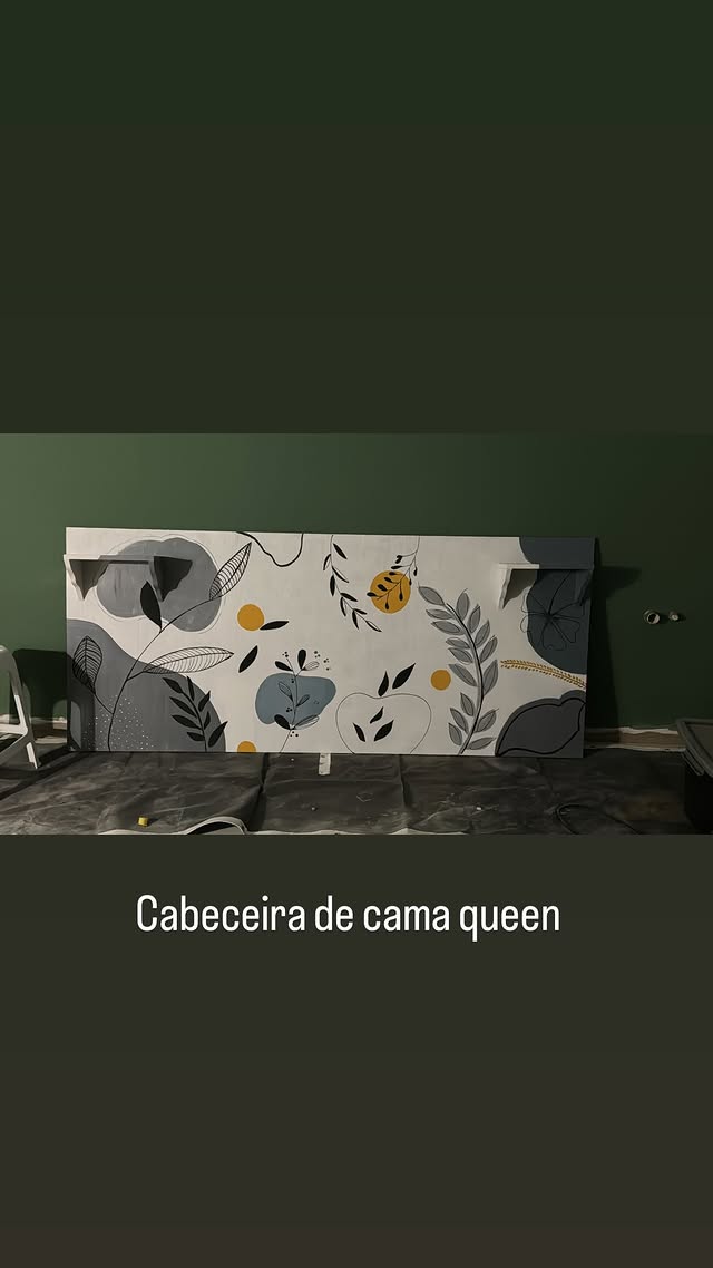 Cabeceira pintada com folhas