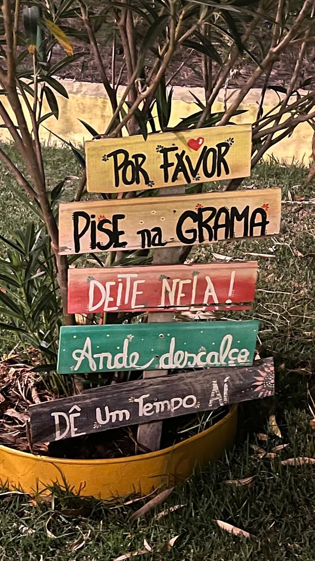 Placa — Por favor pise na grama