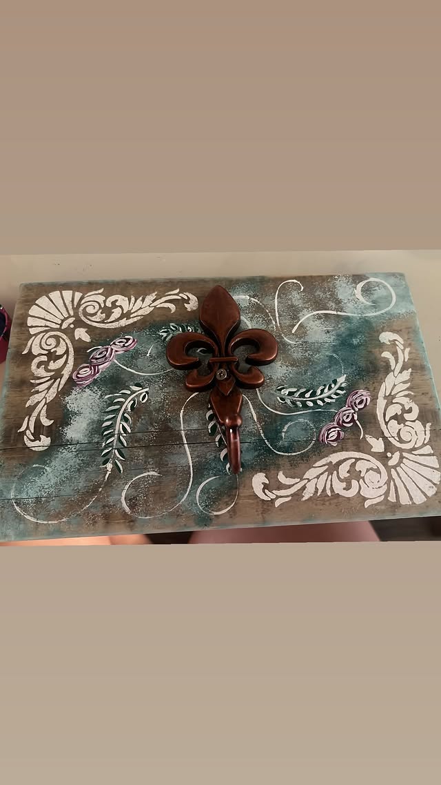 Cabideiro com flor-de-lis e pintura floral