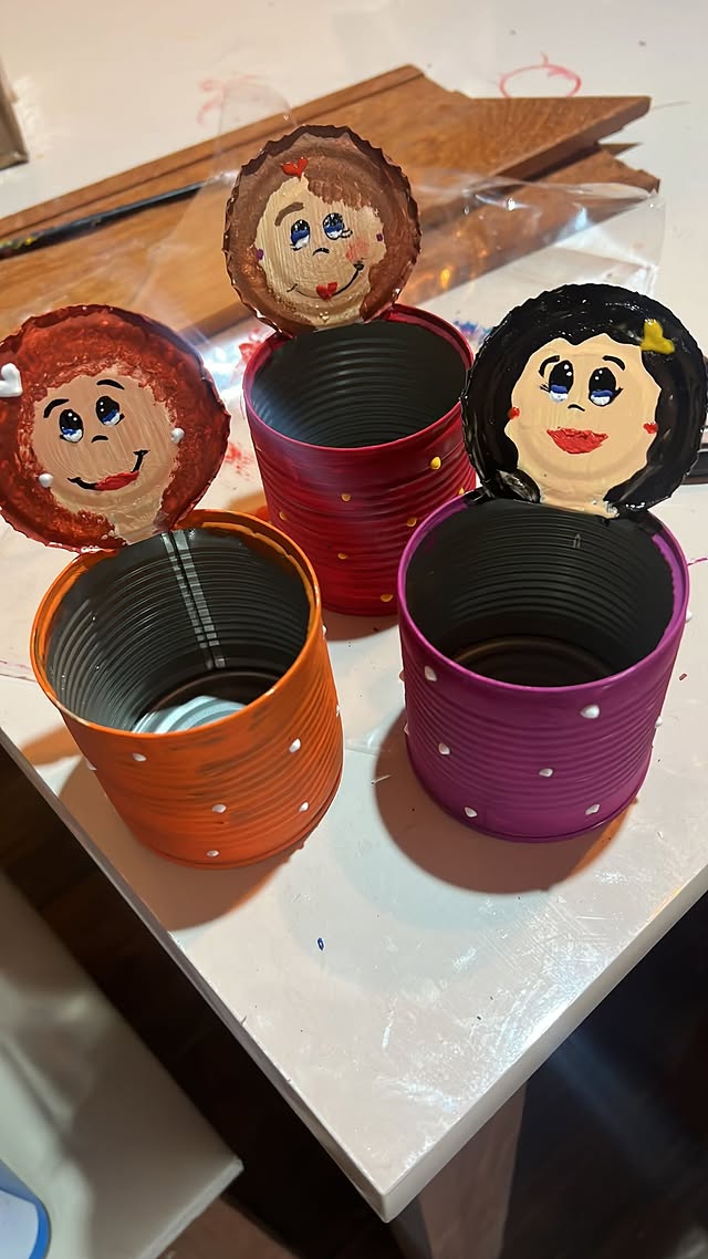 Porta-objetos em latas decoradas com carinhas